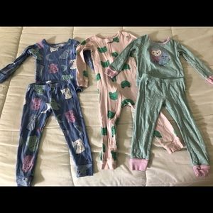 Girl lot, Carter’s winter pajamas, size 3T.